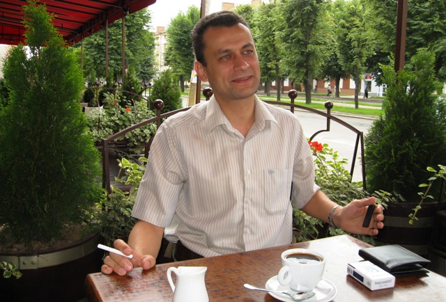 «На заходах, котрі робляться на широкий загал, мають співати люди, які професійно цим займаються» (Фото з цигаркою – одне з небагатьох неофіційних фото депутата. Джерело - http://sergiyotreshko.livejournal.com/) «На заходах, котрі робляться на широкий загал, мають співати люди, які професійно цим займаються» (Фото з цигаркою – одне з небагатьох неофіційних фото депутата. Джерело - http://sergiyotreshko.livejournal.com/)
