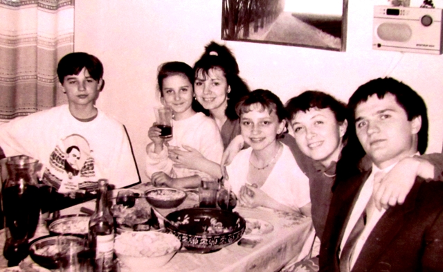 Сімейне фото, 1990 рік. Тоня Матвієнко – друга ліворуч Сімейне фото, 1990 рік. Тоня Матвієнко – друга ліворуч