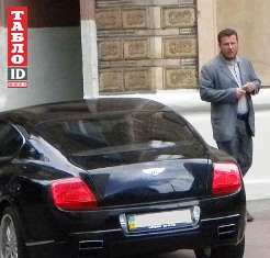 Антон Яценко коло власного Бентлі (фото - ресурс Таблоїд) Антон Яценко коло власного Бентлі (фото - ресурс Таблоїд)