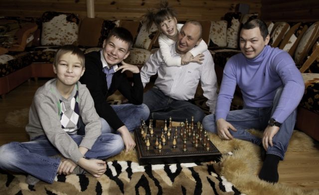 А ось і щасливий власник автомобіля з родиною. Цікаво, чи дає Валентин Ничипоренко своїм синам покататися на ексклюзивному авто?.. Фото з сайту nychyporenko.com А ось і щасливий власник автомобіля з родиною. Цікаво, чи дає Валентин Ничипоренко своїм синам покататися на ексклюзивному авто?.. Фото з сайту nychyporenko.com