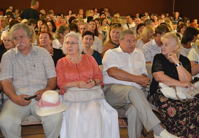 У першому ряду (зліва – направо) – представники еліти Черкащини: заслужені художники України Іван Фізер та Олександра Теліженко, екс-заступник губернатора області Анатолій Чабан У першому ряду (зліва – направо) – представники еліти Черкащини: заслужені художники України Іван Фізер та Олександра Теліженко, екс-заступник губернатора області Анатолій Чабан