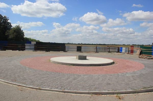 «Усе, що лишилося після пам'ятного знаку, який раптово дав тріщину. Ще рік-два тому його встановили за 300 тисяч гривень», – написав у коментарі до фото на «Фейсбуці» Микола Булатецький «Усе, що лишилося після пам'ятного знаку, який раптово дав тріщину. Ще рік-два тому його встановили за 300 тисяч гривень», – написав у коментарі до фото на «Фейсбуці» Микола Булатецький