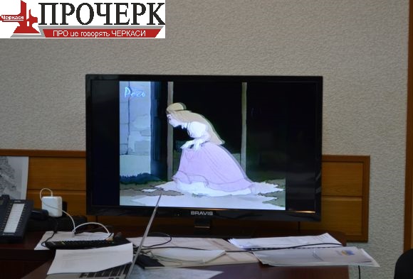 У робочому кабінеті Олександра Трухманова постійно ввімкнений телевізор з рідним телеканалом У робочому кабінеті Олександра Трухманова постійно ввімкнений телевізор з рідним телеканалом
