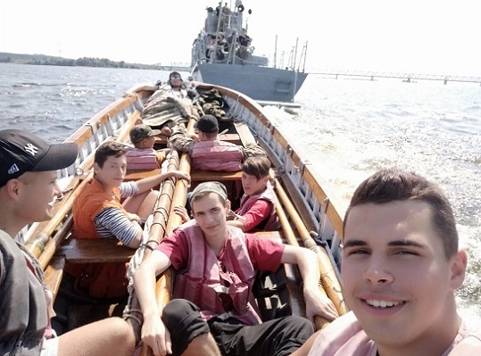 Вихованці Черкаського клубу юних моряків під час одного з походів по Дніпру