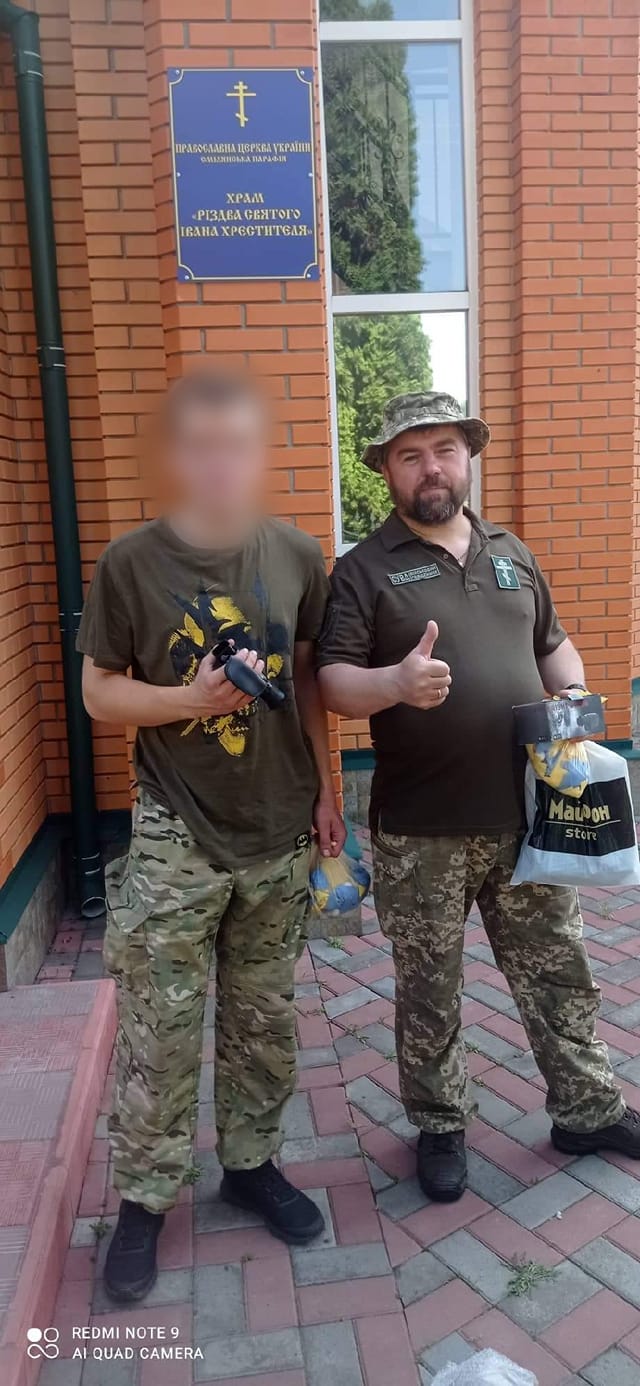 До 24 лютого, розповідає священник, дехто з людей частково звик до війни. Хоча вона не завершувалась ні на день і отець Михайло не втрачав зв'язок із фронтом. Але після початку повномасштабної війни люди отримали нове потрясіння. Збайдужіти не дають сирени, вони – постійне нагадування, що війна поряд. До 24 лютого, розповідає священник, дехто з людей частково звик до війни. Хоча вона не завершувалась ні на день і отець Михайло не втрачав зв'язок із фронтом. Але після початку повномасштабної війни люди отримали нове потрясіння. Збайдужіти не дають сирени, вони – постійне нагадування, що війна поряд.