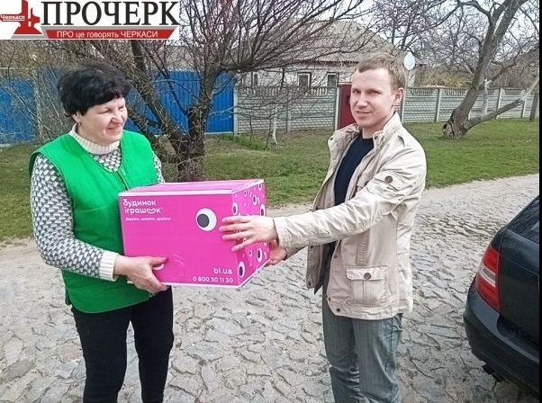 "Допомагаємо переселенцям. Розвозимо продукти, одяг. Малювати зараз не можу. Не той у мене стан", – каже художник. "Допомагаємо переселенцям. Розвозимо продукти, одяг. Малювати зараз не можу. Не той у мене стан", – каже художник.