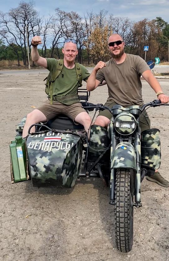 Лідер гурту «Тінь Сонця» Сергій Василюк - на мотоциклетній колясці з написом «Живє Бєларусь!»