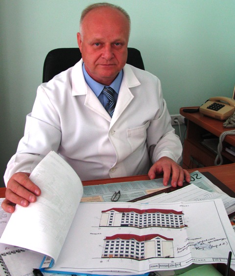 Головлікар обласної лікарні Олександр Дудник демонструє проект нового консультативно-діагностичного центру, який замінить нинішню поліклініку Головлікар обласної лікарні Олександр Дудник демонструє проект нового консультативно-діагностичного центру, який замінить нинішню поліклініку
