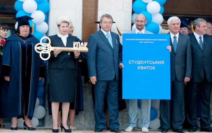 Студентський квиток тримає заступник губернатора Юрій Тимошенко Студентський квиток тримає заступник губернатора Юрій Тимошенко