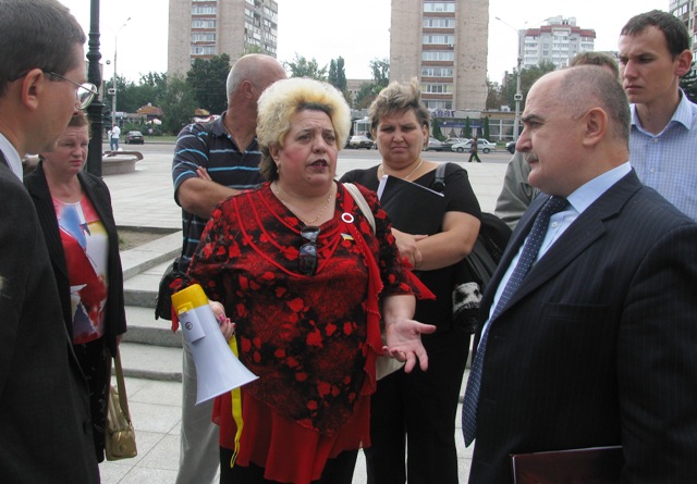 Заступнику губернатора Михайлові Пузяку не вдалося переконати пані Тростянську відмовитися від акції протесту біля будинку ОДА. Вона все одно вирішила сказати Тулубу все, що думає, за допомогою мегафона Заступнику губернатора Михайлові Пузяку не вдалося переконати пані Тростянську відмовитися від акції протесту біля будинку ОДА. Вона все одно вирішила сказати Тулубу все, що думає, за допомогою мегафона