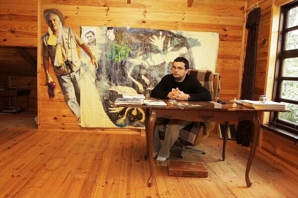 Пилип Іллєнко, 33 роки. Син режисера Юрія Іллєнка й актриси Людмили Єфименко. Народився 30 вересня 1977-го. Закінчив Інститут міжнародних відносин Київського університету імені Шевченка. Засновник і директор фірми "Іллєнко Фільм". Знявся в шести батькових фільмах. Уперше - в 3-річному віці в епізодичній ролі в стрічці "Лісова пісня. Мавка". В "Легенді про княгиню Ольгу" виконав роль малого Святослава, в "Молитві за гетьмана Мазепу" - юного Мазепи. Позаторік став продюсером кінофестивалю "Відкрита ніч". Одружений. Має двох синів Пилип Іллєнко, 33 роки. Син режисера Юрія Іллєнка й актриси Людмили Єфименко. Народився 30 вересня 1977-го. Закінчив Інститут міжнародних відносин Київського університету імені Шевченка. Засновник і директор фірми "Іллєнко Фільм". Знявся в шести батькових фільмах. Уперше - в 3-річному віці в епізодичній ролі в стрічці "Лісова пісня. Мавка". В "Легенді про княгиню Ольгу" виконав роль малого Святослава, в "Молитві за гетьмана Мазепу" - юного Мазепи. Позаторік став продюсером кінофестивалю "Відкрита ніч". Одружений. Має двох синів