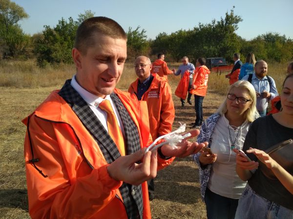 Гриценко випадково знайшов у себе шматочок сітки з баскетбольного кільця, яку за традицією порізали на шматки після чергової перемоги черкаські баскетболісти Гриценко випадково знайшов у себе шматочок сітки з баскетбольного кільця, яку за традицією порізали на шматки після чергової перемоги черкаські баскетболісти
