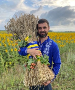 Директор СТОВ "Перемога" Дмитро Соломаха хоче, щоб якомога швидше настав час для ребрендингу підприємства, яке стане "Перемогою України"... Директор СТОВ "Перемога" Дмитро Соломаха хоче, щоб якомога швидше настав час для ребрендингу підприємства, яке стане "Перемогою України"...