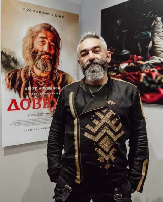 «Два в одному»: Ашот Арушанов у вишиванці від черкаської майстрині - біля афіші «Довбуша», на якій він - у вишиванці з Вірменії.