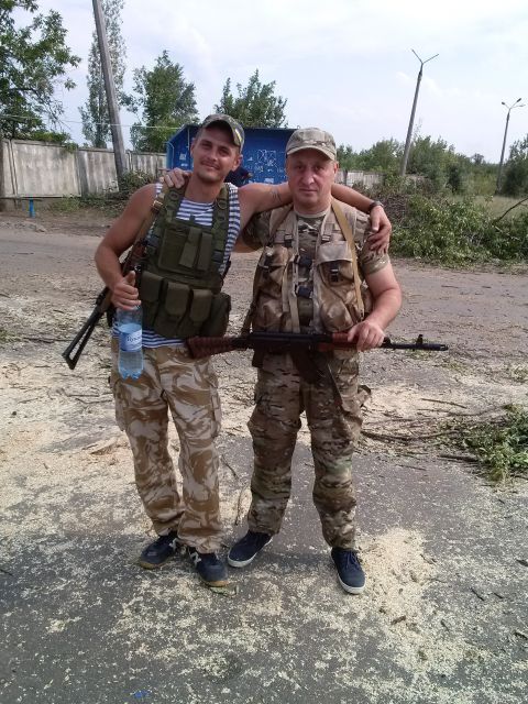 У складі 5-ої батареї ракетно-зенітного полку під Краматорськом. Липень 2014 р. рядовий Валентин Ничипоренко із земляком з Маньківщини Максимом Журбою У складі 5-ої батареї ракетно-зенітного полку під Краматорськом. Липень 2014 р. рядовий Валентин Ничипоренко із земляком з Маньківщини Максимом Журбою