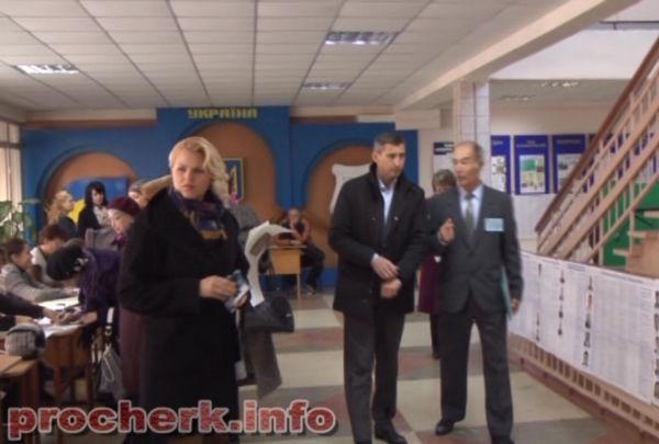 Голова ОДА Юрій Ткаченко прийшов на голосування з дружиною, однак поки вона шукала потрібний столик, чоловіка одразу ж залучили до обговорення політичних питань Голова ОДА Юрій Ткаченко прийшов на голосування з дружиною, однак поки вона шукала потрібний столик, чоловіка одразу ж залучили до обговорення політичних питань
