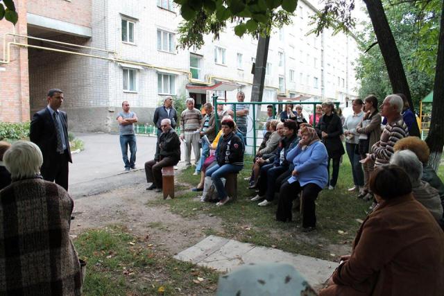 Олександр Цебрій – під час спілкування з виборцями Олександр Цебрій – під час спілкування з виборцями