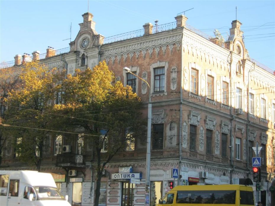 Дохідний дім Якова (Янкеля) Ліщинського – перший в Олександрівську триповерховий будинок. Тут народився “батько радянського джазу” Олександер Цфасман, тут жив і зустрів свою майбутню дружину співак Леонід Утьосов 