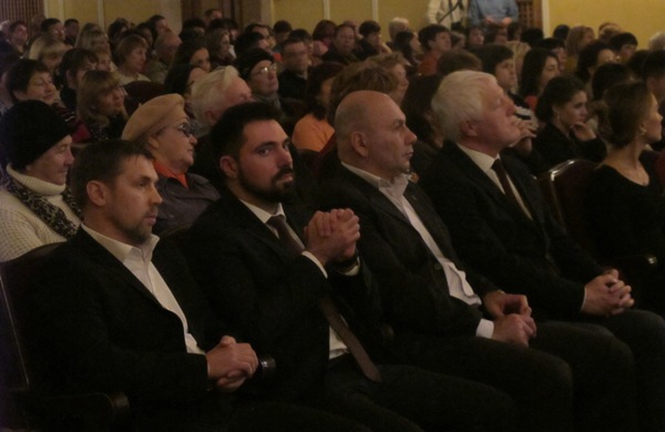 Сьогоднішнє фото з урочистостей у філармонії з сайту ОДА Сьогоднішнє фото з урочистостей у філармонії з сайту ОДА