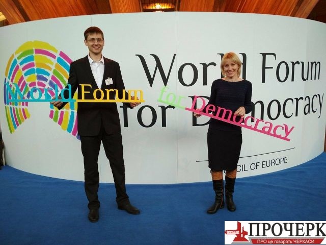 Відповідальний редактор «Прочерку» Назарій Вівчарик та редактор газети Черкаського району «Сільські обрії» Наталія Усенко. Відповідальний редактор «Прочерку» Назарій Вівчарик та редактор газети Черкаського району «Сільські обрії» Наталія Усенко.