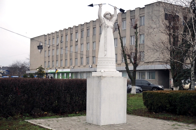 «Красива потужна баба». За легендою, відважна безіменна героїня, символ Сміли, загинула в бою з татарами «Красива потужна баба». За легендою, відважна безіменна героїня, символ Сміли, загинула в бою з татарами