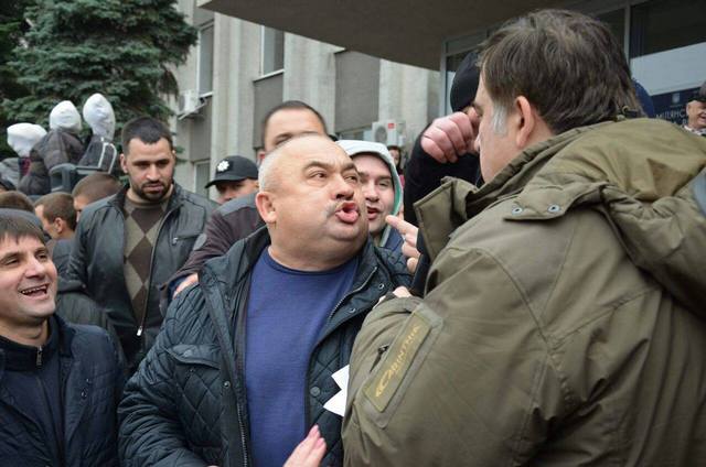 В.о. мера Сміли Віктор Федоренко (по центру) навряд чи був задоволений інспекціями Саакашвілі. Сміла, 13 листопада 2017 року В.о. мера Сміли Віктор Федоренко (по центру) навряд чи був задоволений інспекціями Саакашвілі. Сміла, 13 листопада 2017 року