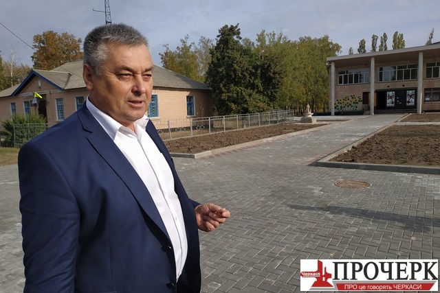 Голова ОТГ Віктор Харченко пишається центральною площею Тіньок