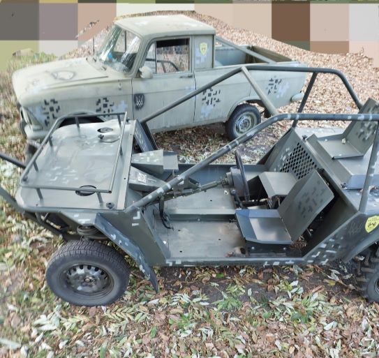 Разом з баггі волонтери підготували і пікап, на який переробили старе авто, зроблене в росії: колишній "москвич" громитиме нинішніх москвичів, які "заблукали" на чужій землі... Разом з баггі волонтери підготували і пікап, на який переробили старе авто, зроблене в росії: колишній "москвич" громитиме нинішніх москвичів, які "заблукали" на чужій землі...