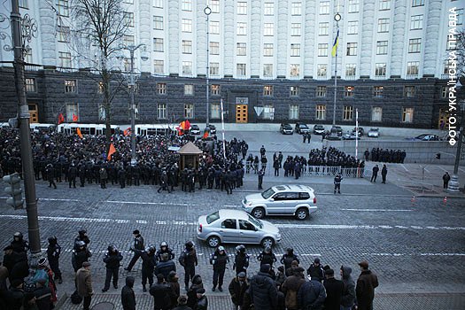 Учорашній мітинг під Кабміном. Не виключено, що до чорнобильців можуть приєднатися і черкаські медики та освітяни, яким не вистачає коштів на зарплату на грудень. Фото «Української правди» Учорашній мітинг під Кабміном. Не виключено, що до чорнобильців можуть приєднатися і черкаські медики та освітяни, яким не вистачає коштів на зарплату на грудень. Фото «Української правди»