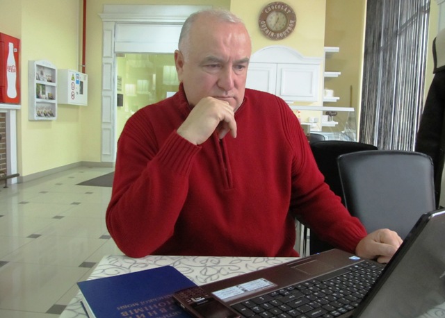 Нині Михайло Михайлович - "вільний художник". Завжди під рукою ноутбук та словники Нині Михайло Михайлович - "вільний художник". Завжди під рукою ноутбук та словники