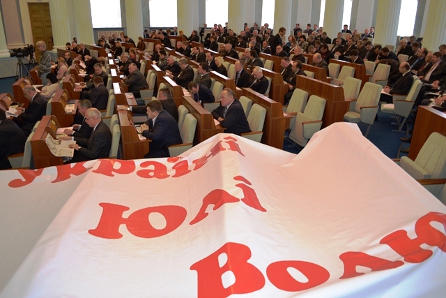 Фракція "Батьківщина" облишила сесійну залу, застеливши свої місця транспарантом. "Фронт змін" залишився для розгляду своїх питань