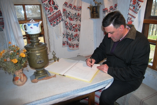 Олег Тягнибок залишив запис у Книзі відвідувачів Тарасової Світлиці на Чернечій горі Олег Тягнибок залишив запис у Книзі відвідувачів Тарасової Світлиці на Чернечій горі
