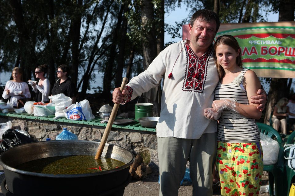Донька Даяна допомагає батькові на виборах Донька Даяна допомагає батькові на виборах