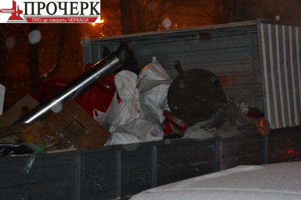 Автомобіль вивозить речі, що були в наметі Автомобіль вивозить речі, що були в наметі