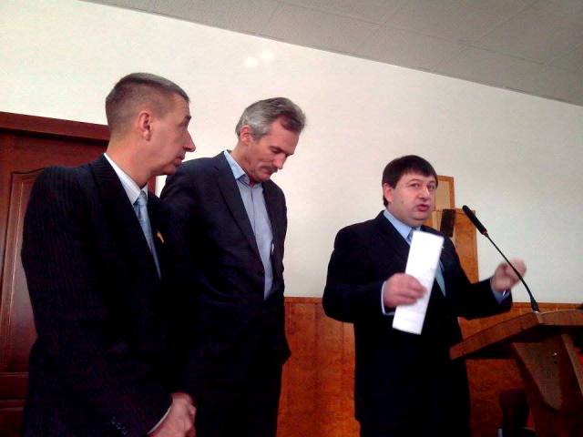Цьогоріч одразу п’ятеро депутатів Черкаської міської ради пробуватимуть свої сили в боротьбі за мандат по 194-му ВО. Троє з них – Володимир Мамалига, Микола Булатецький і Олександр Радуцький – на фото Цьогоріч одразу п’ятеро депутатів Черкаської міської ради пробуватимуть свої сили в боротьбі за мандат по 194-му ВО. Троє з них – Володимир Мамалига, Микола Булатецький і Олександр Радуцький – на фото