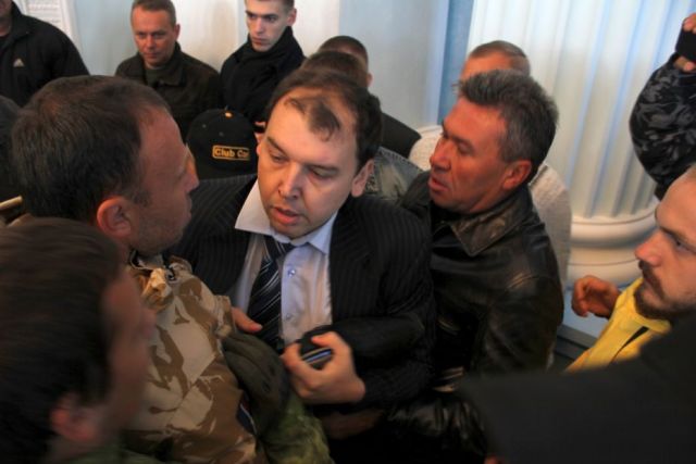 Того дня, 25 вересня, попри шалений опір, комуніст Харламов таки втрапив до сміттєвого бачка, чим був вкрай незадоволений