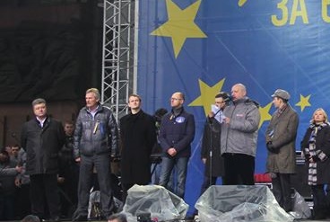 На Майдані Микола Булатецький не раз звертався з головної сцени до громадськості На Майдані Микола Булатецький не раз звертався з головної сцени до громадськості