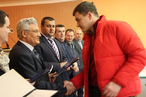 Олександр Паливода. На фото зліва (в окулярах)