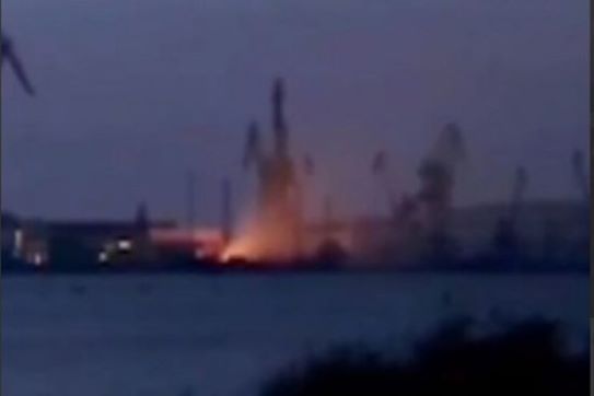 «Краще у Керчі вночі не ходити – різнії чудеса…» Фото удару по кораблю рашистів зроблене в Керчі у ніч 4 листопада