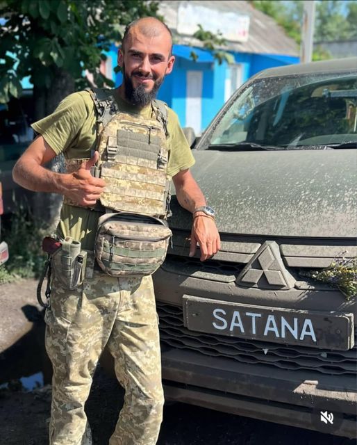 Солдата з Умані назвали «Маджиком» за відчайдушність і зовнішність, яка нагадувала афганського моджахеда, а його японського позашляховика – «Сатаною», за здатність уціліти серед суцільного пекла. Метал авто таки згорів, та воїн не зламався. Фото: Козацький край
