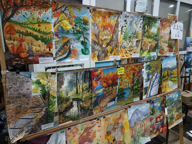 У продажу були і смаколики, вироби школярів, картини