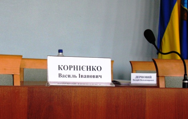 Корнієнку вдавалося втримуватися у кріслі і при старих, і при новій владах Корнієнку вдавалося втримуватися у кріслі і при старих, і при новій владах