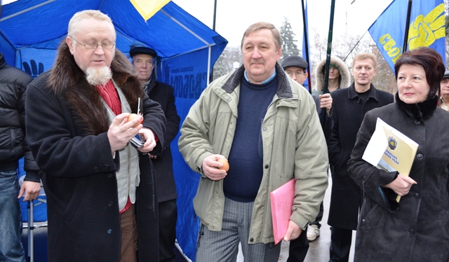 Чорнобилець отець Борис першим розбивав яйце на мітингу опозиції Чорнобилець отець Борис першим розбивав яйце на мітингу опозиції