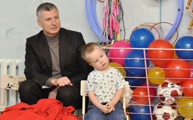 Богдан Губський вітає з Новим роком дітей у Золотоноші Богдан Губський вітає з Новим роком дітей у Золотоноші