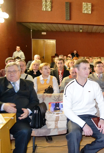 Сергій Халупінський (на фото - у центрі) нещодавно звільнився з газети "Черкаський край", щоб піти працювати на ОДТРК "Рось. Нині очолює там комерційну службу Сергій Халупінський (на фото - у центрі) нещодавно звільнився з газети "Черкаський край", щоб піти працювати на ОДТРК "Рось. Нині очолює там комерційну службу