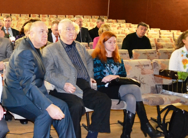 Крайній зліва - невдоволений делегат Федір Пилипенко, на передньому плані - екс-гендиректор ОДТРК "Рось" Михайло Калініченко Крайній зліва - невдоволений делегат Федір Пилипенко, на передньому плані - екс-гендиректор ОДТРК "Рось" Михайло Калініченко