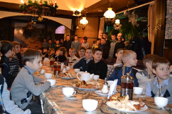 Андрій Лебединський к спонсор свята почастував юних спортсменів Андрій Лебединський к спонсор свята почастував юних спортсменів