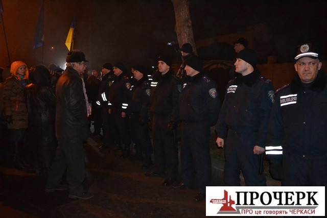 Міліціонери поводилися неагресивно, однак людей до будівлі не пустили