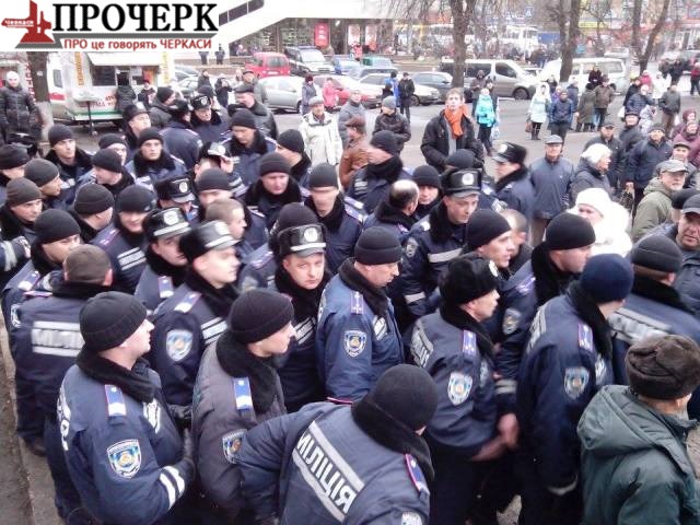 Міліціонери намагалися прорватися з лівого боку від активістів Міліціонери намагалися прорватися з лівого боку від активістів