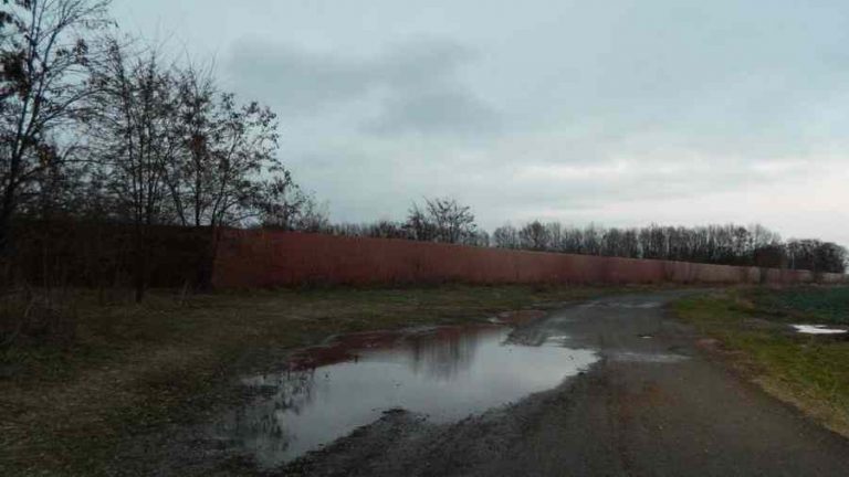 Огорожа довкола лісу Хорошковського – в кільканадцять кілометрів завдовжки та у кілька метрів заввишки Огорожа довкола лісу Хорошковського – в кільканадцять кілометрів завдовжки та у кілька метрів заввишки